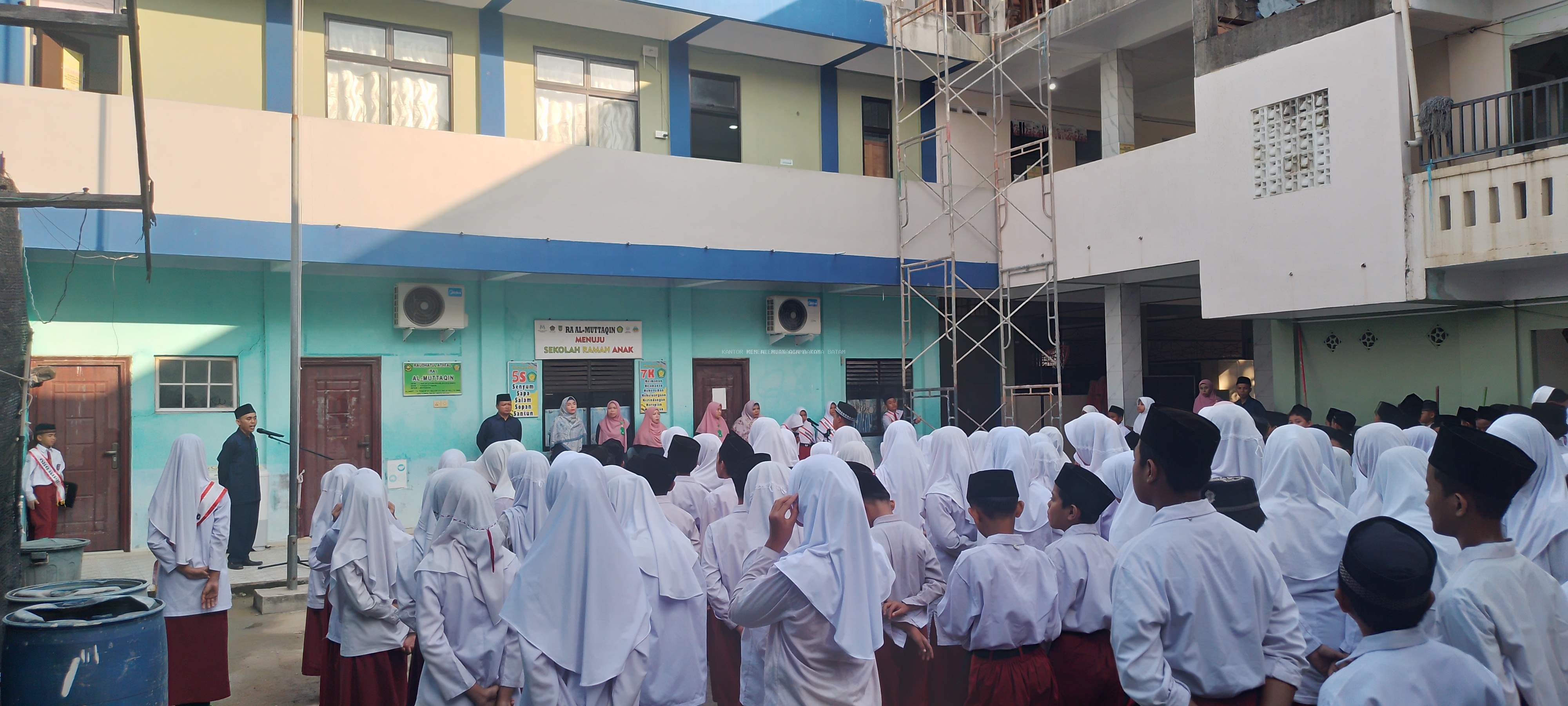MIS Al-Muttaqiin Tanjung Uma Sukses Gelar Upacara Senin Pagi: Semai Disiplin dan Nasionalisme Sejak Dini