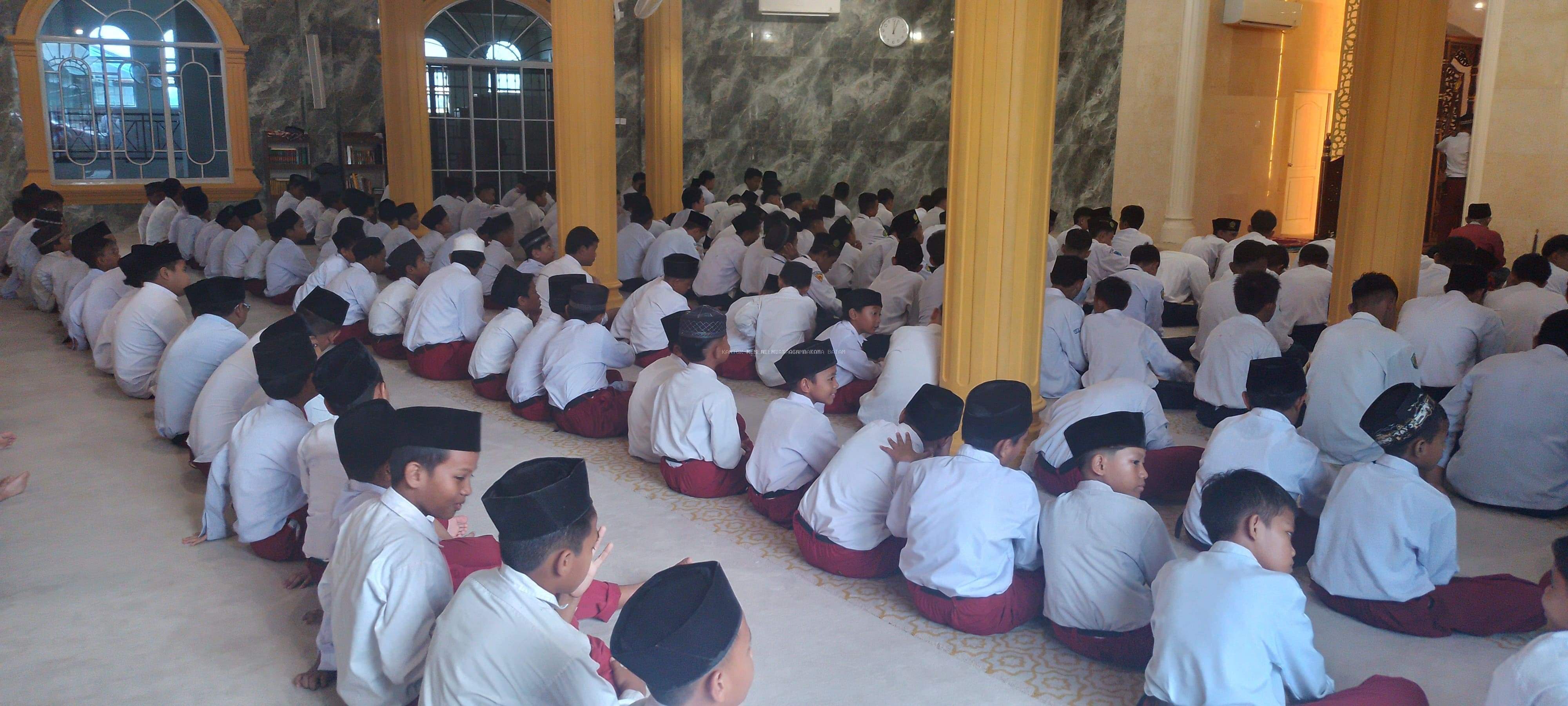 Siswa-siswi MIS Al-Muttaqiin Tanjung Uma Batam Laksanakan Sholat Zuhur Berjamaah