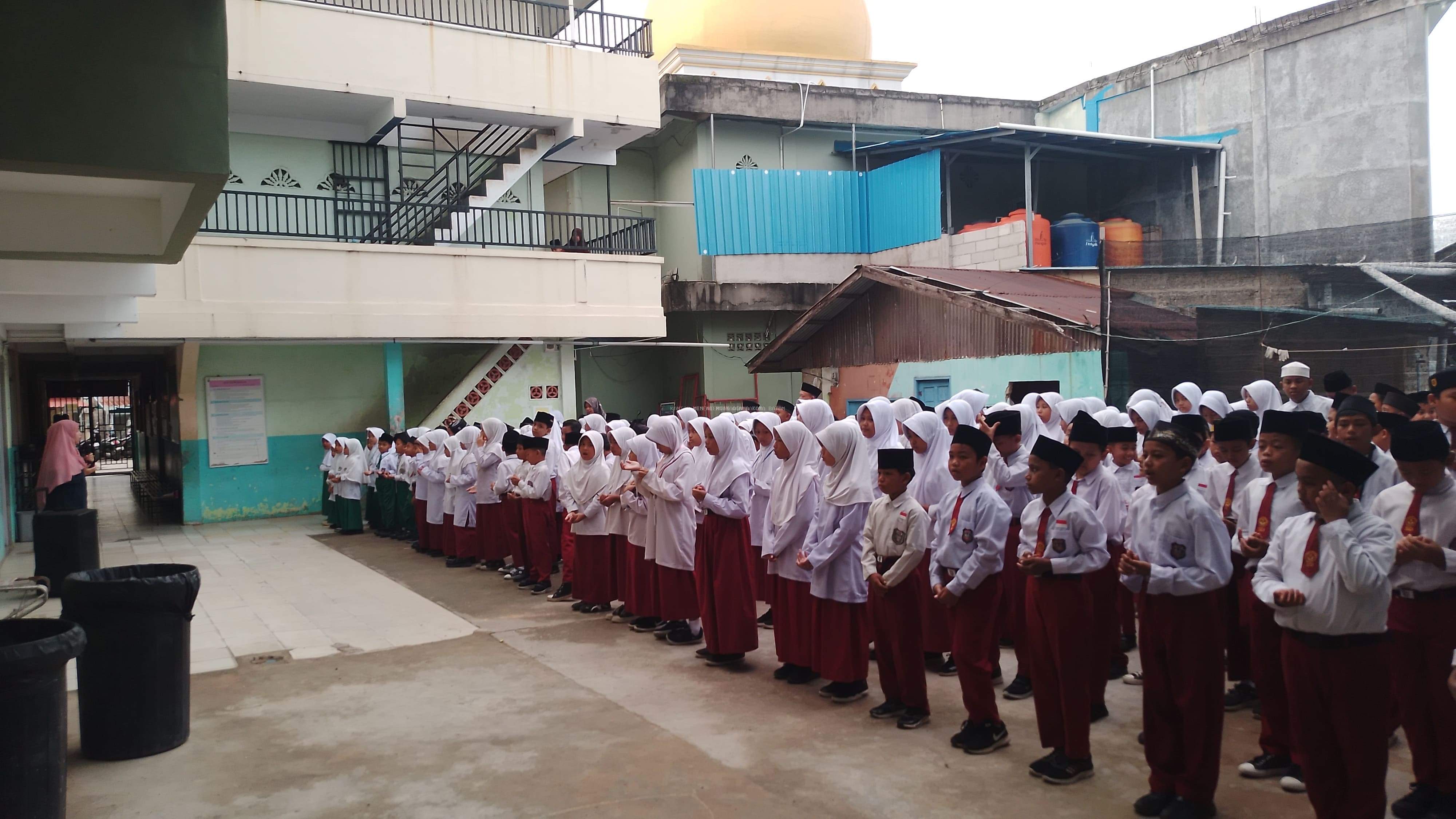 Suasana Hangat Pembiasaan Pagi MIS Al-Muttaqiin Tanjung Uma: Bentuk Mental dan Spiritual Siswa