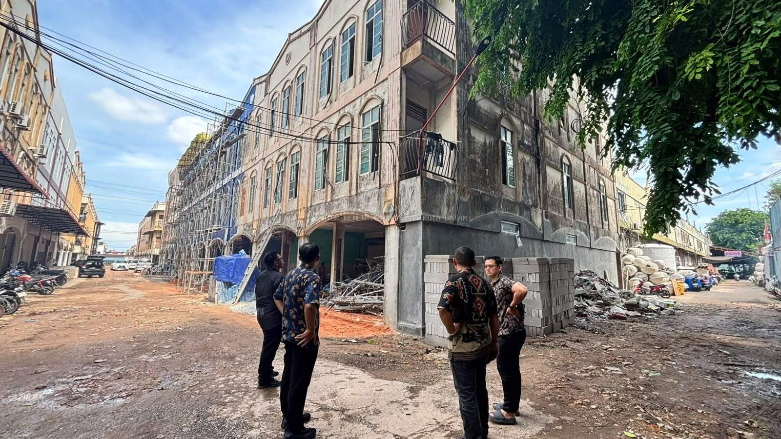 Penyelenggara Bimas Buddha Kota Batam Monitoring Pembangunan Gedung Sekolah Dhammasekha Excelent