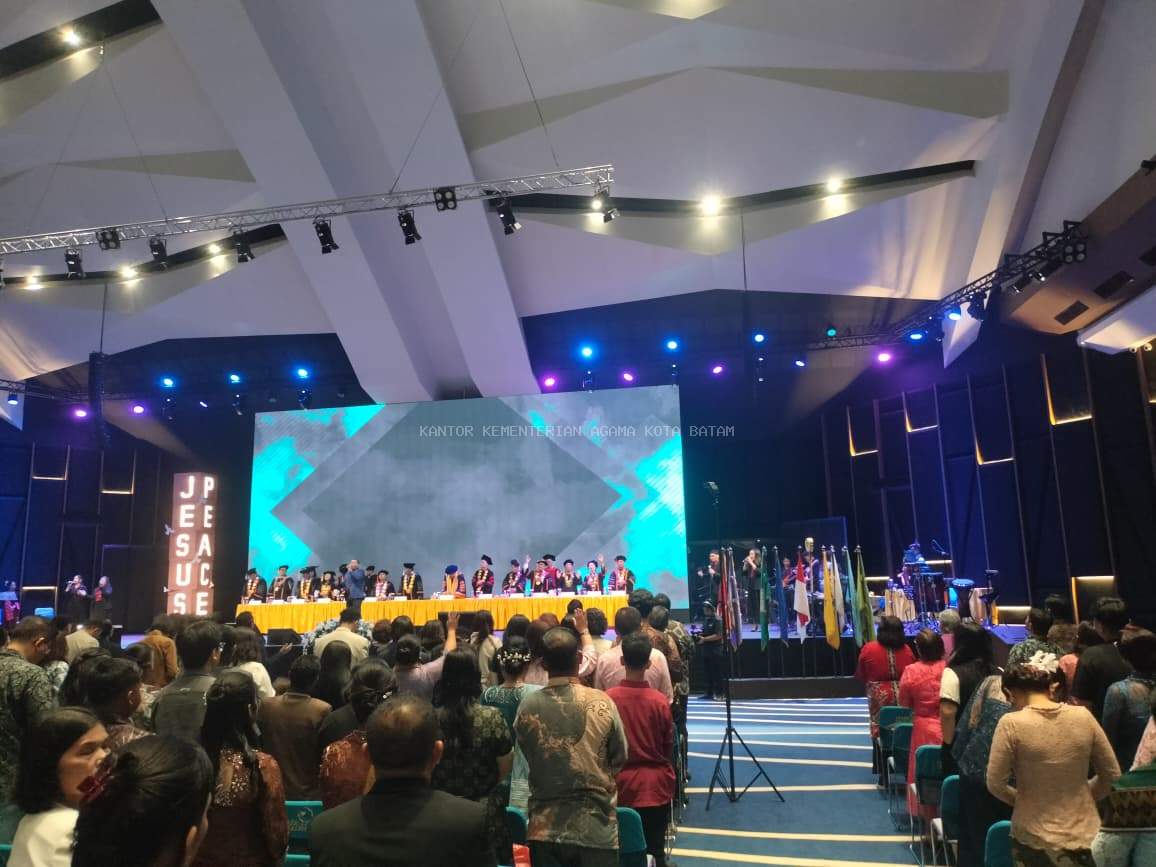 Wisuda XIV STT REAL Batam: Menuntaskan Amanat Agung Melalui Pelayanan dan Kepemimpinan Kristiani