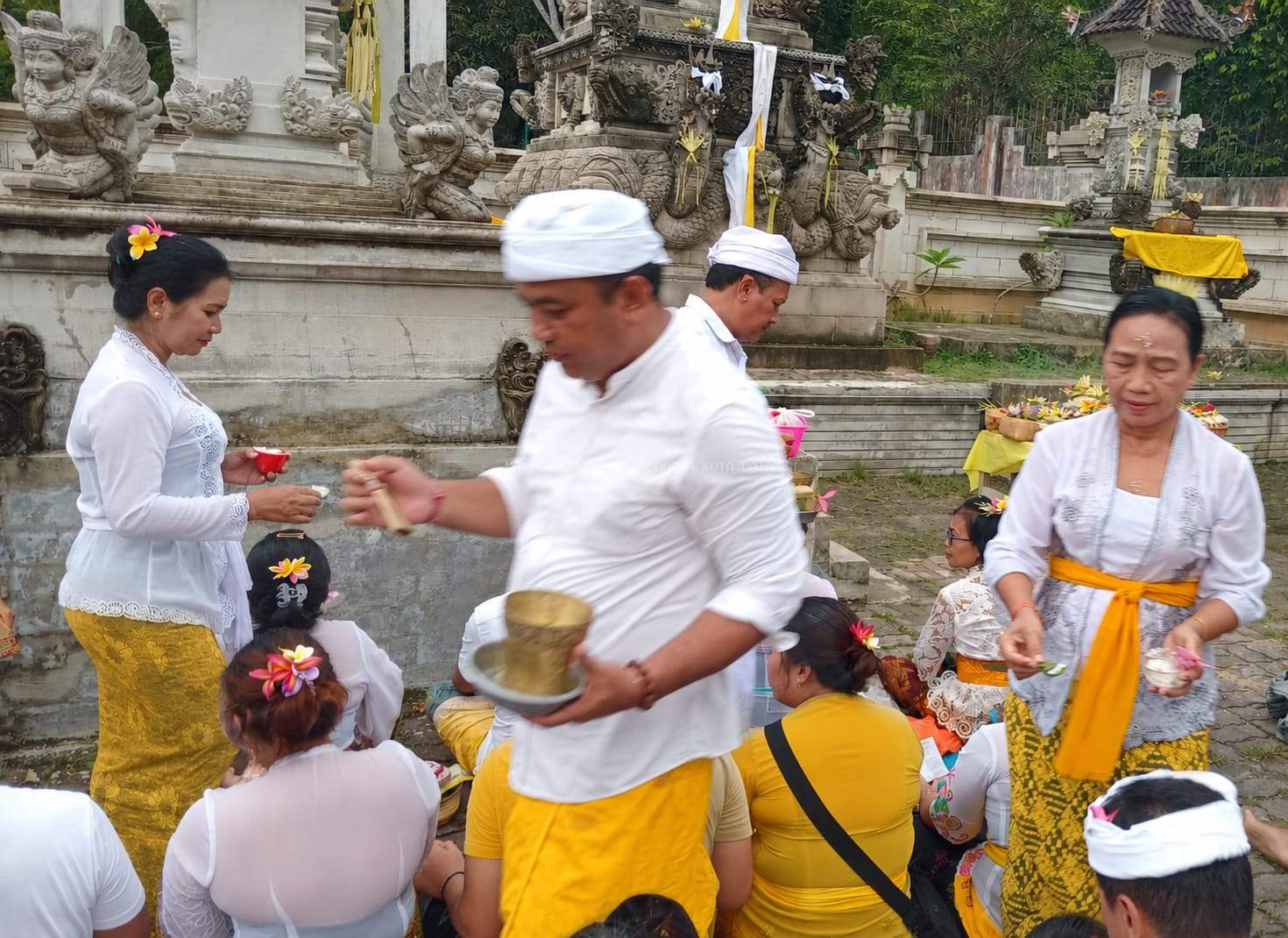 Penyelenggara Hindu Kemenag Batam Hadiri Persembahyangan Galungan di Pura Satya Dharma