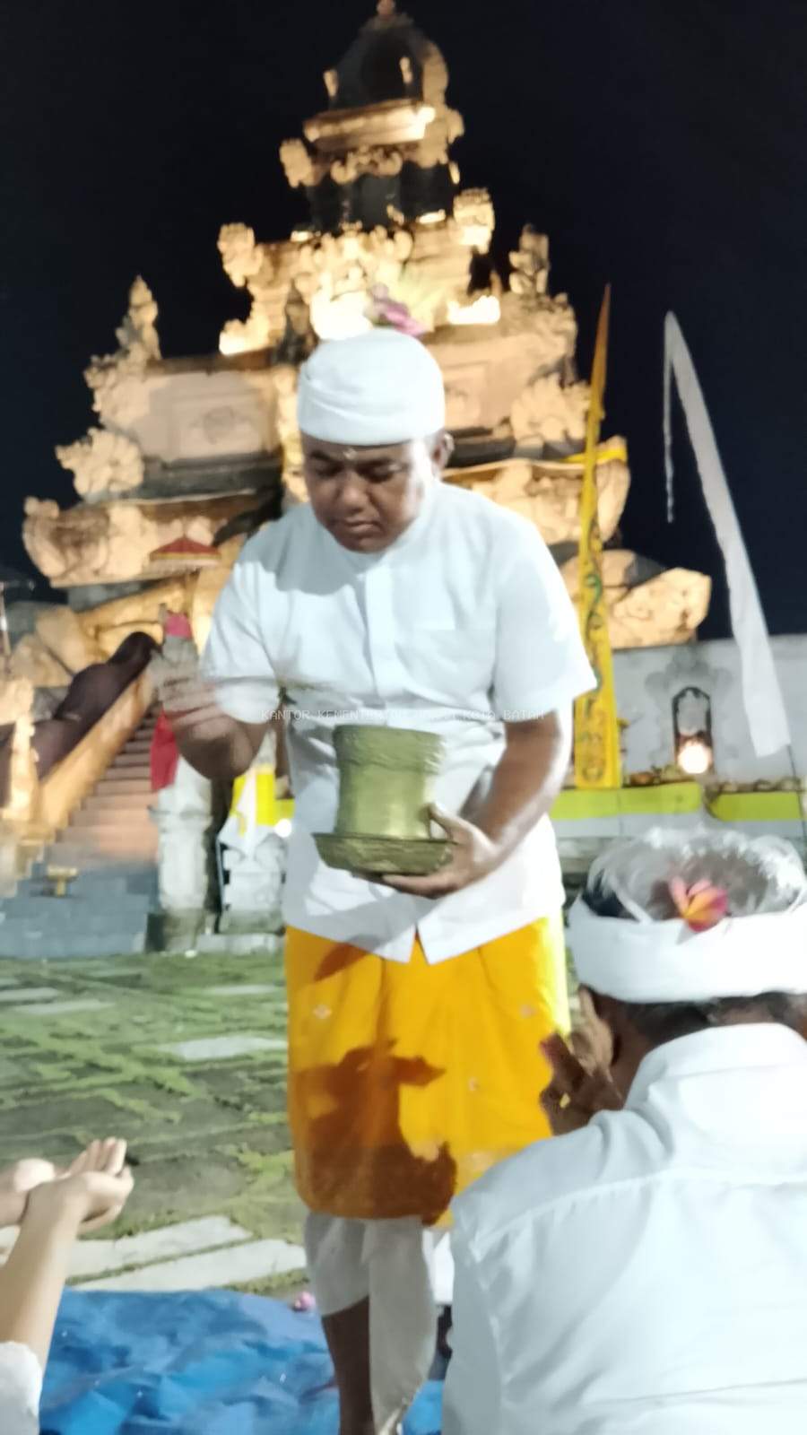 Rayakan Hari Suci Galungan, Penyelenggara Hindu Kemenag Batam Hadiri Persembahyangan di Pura Agung Amerta Bhuana