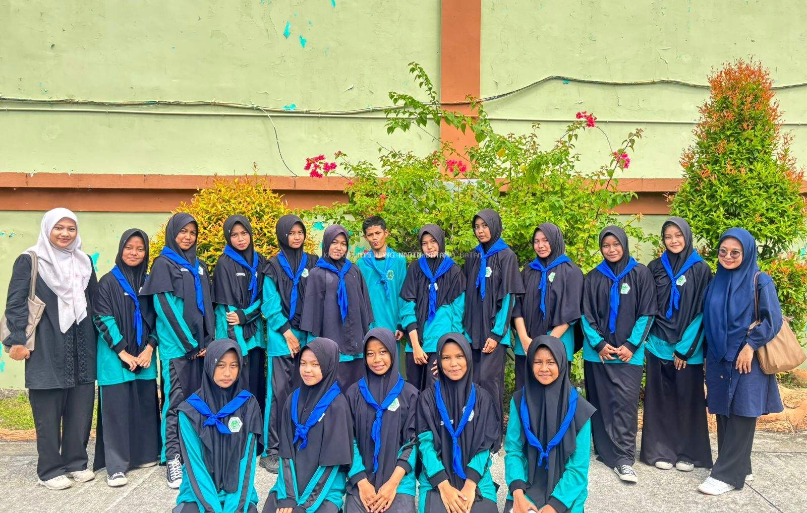 Asah Kesiapsiagaan Bencana, 16 Anggota PMR MTs Hang Nadim Ikuti Latihan Gabungan di SMKN 5