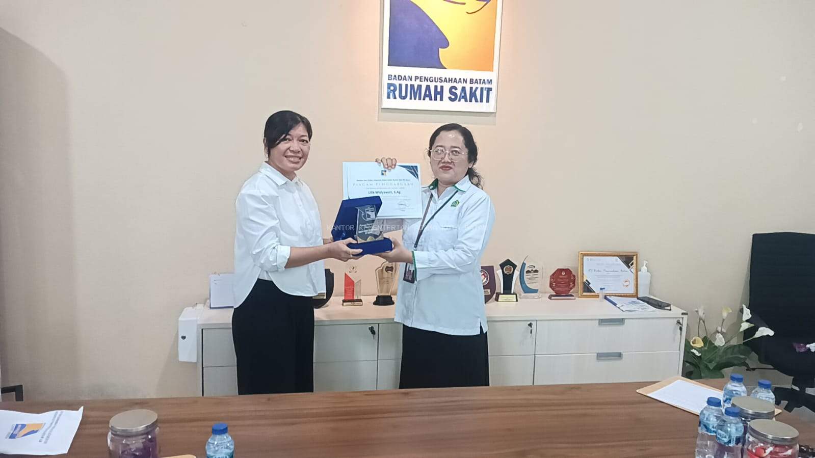 Sinergi Berkelanjutan, Penyuluh Agama Hindu Terima Penghargaan dari RS BP Batam