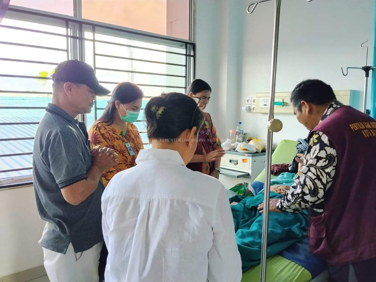 Menguatkan Harapan di Tengah Sakit: Penyuluh Agama Kristen Kemenag Kota Batam Hadir Membawa Doa dan Penghiburan di RSUD Embung Fatimah
