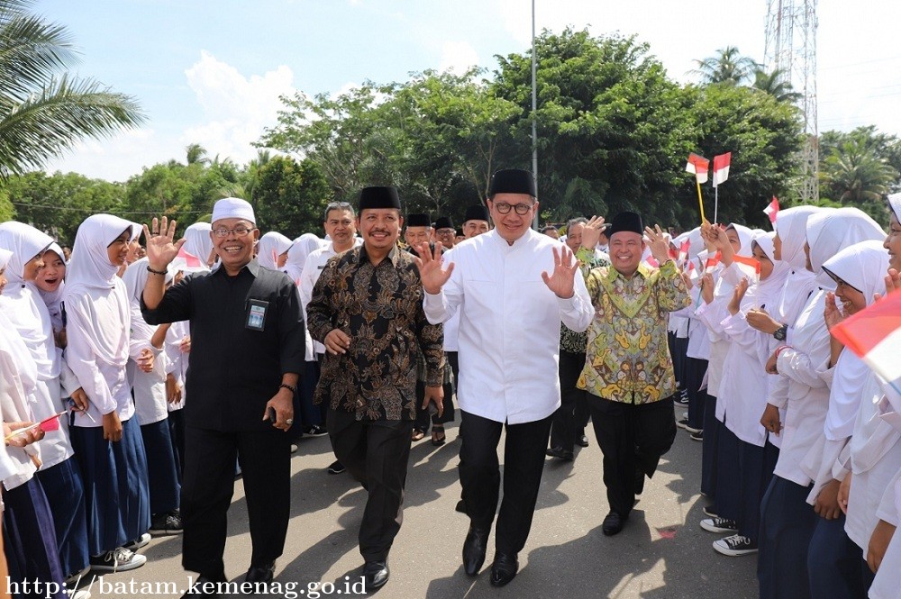 Ratusan Siswa Madrasah se Kota Batam Sambut Kehadiran Menag