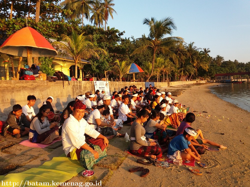 Umat Hindu Kota Batam Ikuti Upacara Banyu Pinaruh hari Suci Saraswati di Pantai Payung