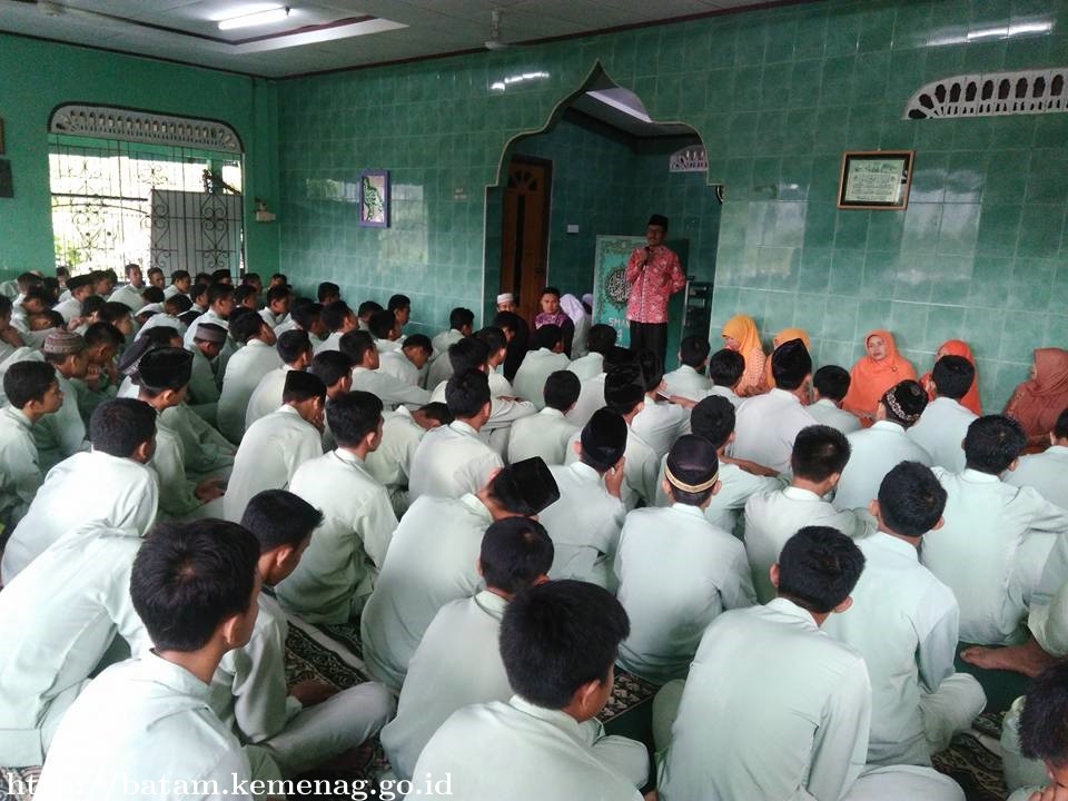 Dirham Sampaikan Tausyiah Walimatussafar di Musholla SMAN 4 Tiban