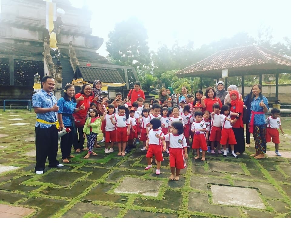 PAUD Kurnia Djaja Alam Kunjungi Pura Agung Amerta Bhuana
