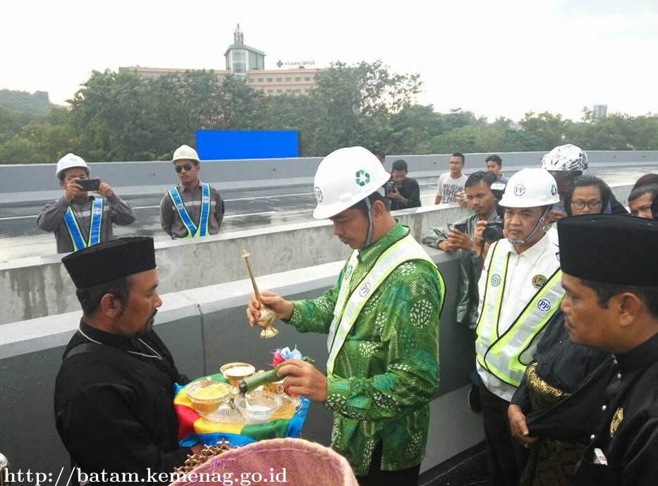 Kemenag Batam Lakukan Tepuk Tepung Tawar Pada Peresmian Pemakaian Jalan layang Laluan Madani