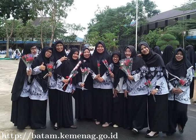 Peringati Hari PGRI, Guru MAN Batam Mendapat Kejutan