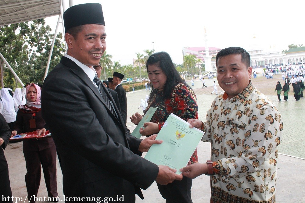 Kemenag Batam Serahkan 10 Sertifikat Untuk Rumah Ibadah dan Yayasan Sosial
