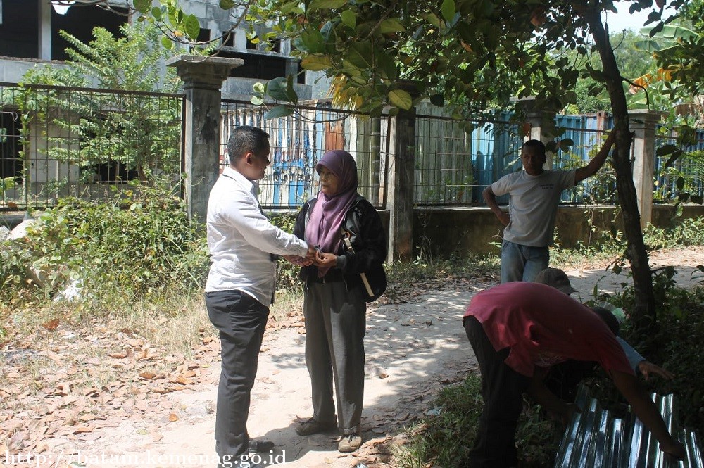 Kemenag Serahkan Zakat Pegawai Kepada Ibuk Janda Beranak Tiga
