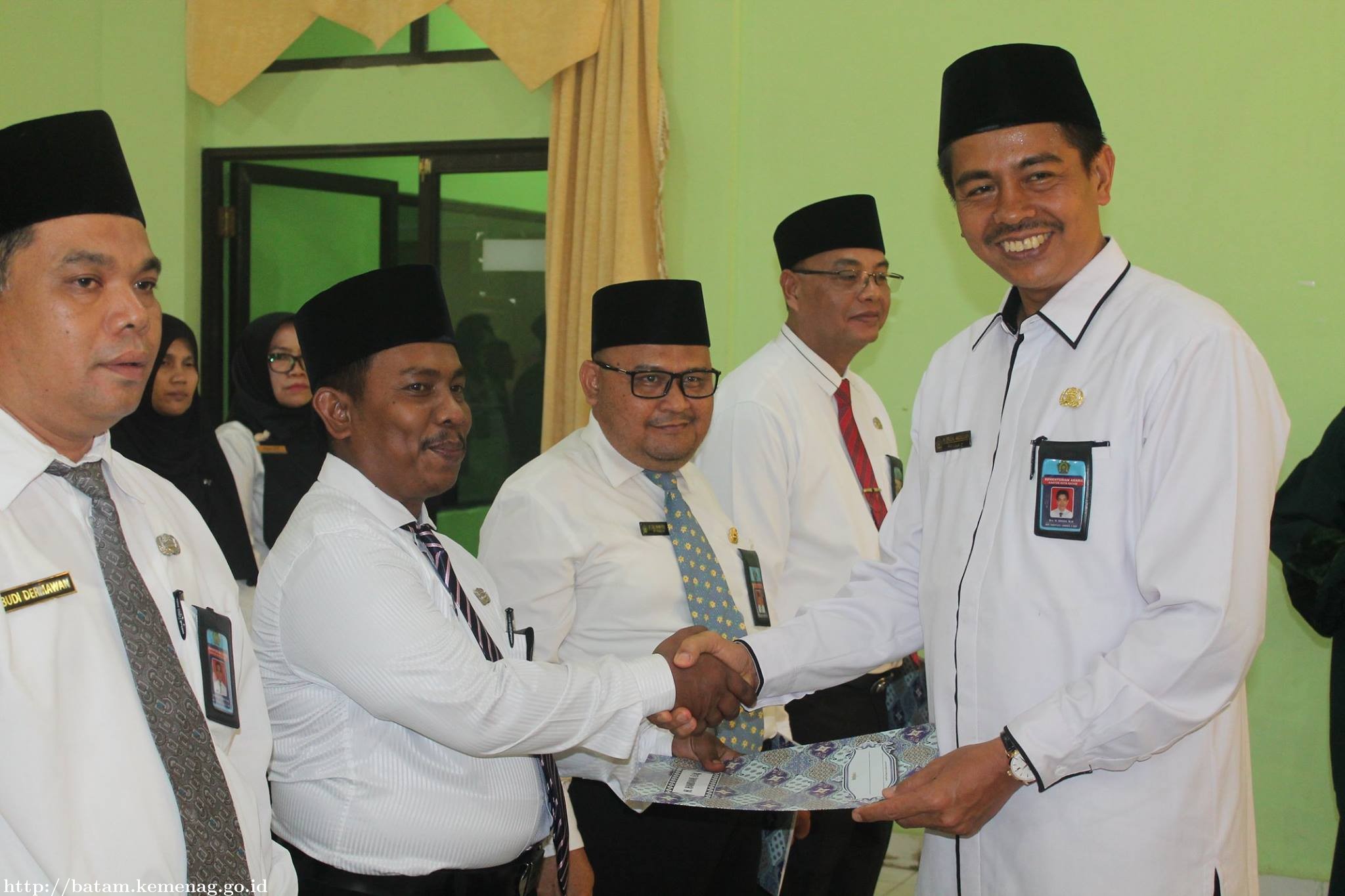 Delapan Pejabat Kemenag Batam Terima SK Fungsional