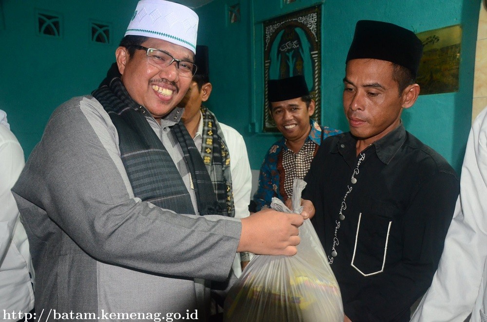 Kemenag Batam Salurkan Paket Sembako dan Bantuan Fakir Miskin di Galang