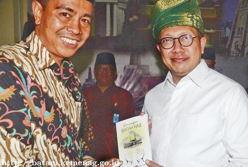 Kakankemenag Batam Serahkan Buku Hasil Karyanya Kepada Menteri Agama