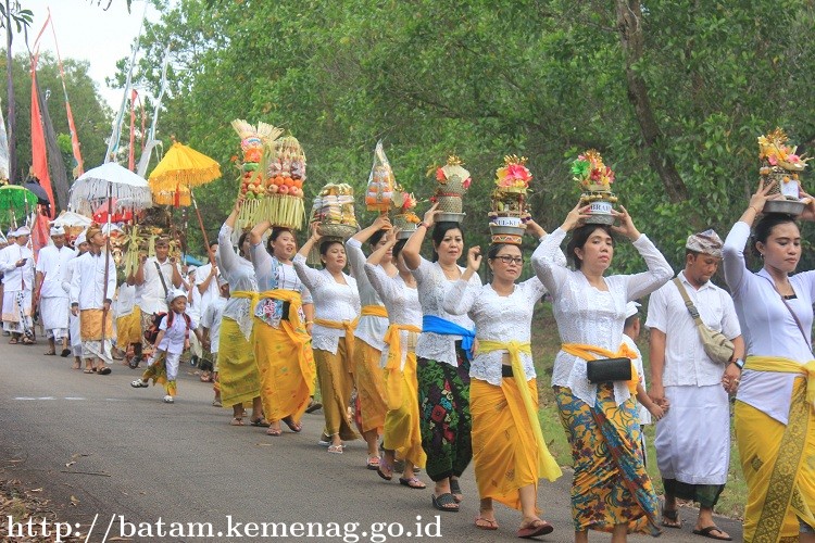 Umat Hindu Kota Batam Selenggarakan Melasti di Danau Sei Ladi