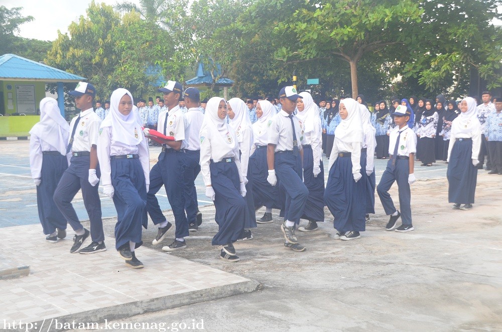 Paskibra MTsN I Buat Peserta Apel Terkesima