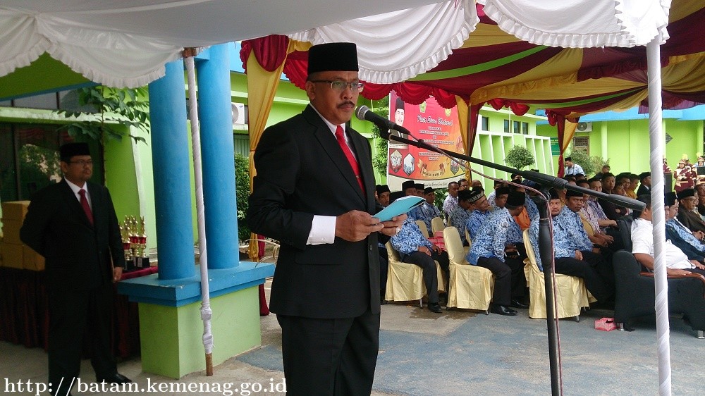 SETDA Pimpin Upacara Bendera HUT RI Ke 72 Di Kemenag Batam