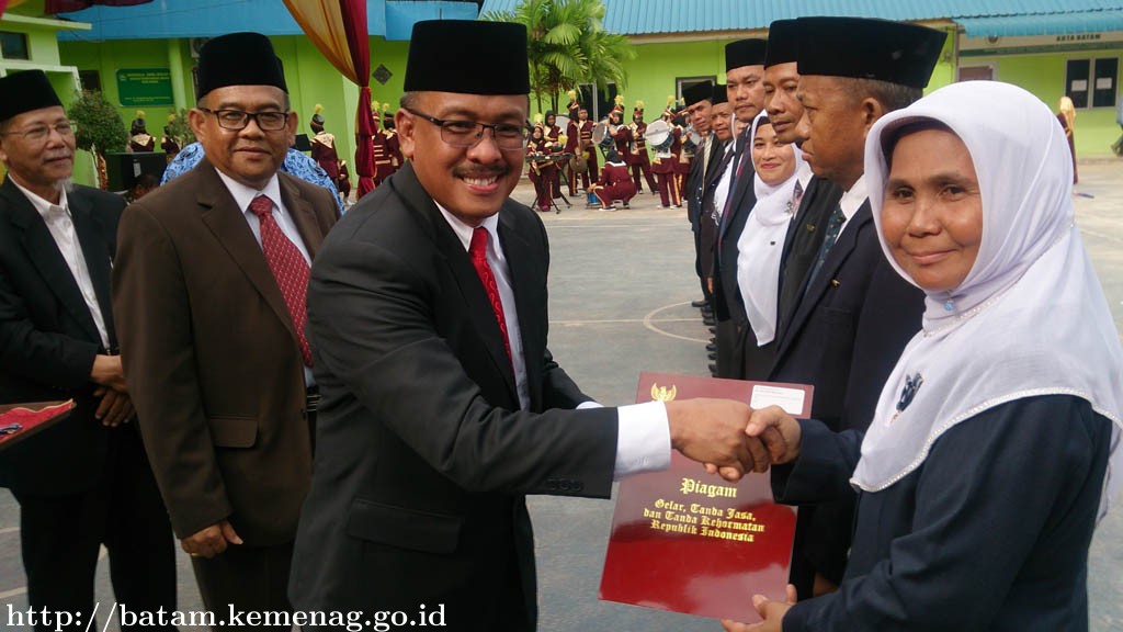 Empat Belas ASN Kemenag Batam Terima Satya Lancana Karya Satya
