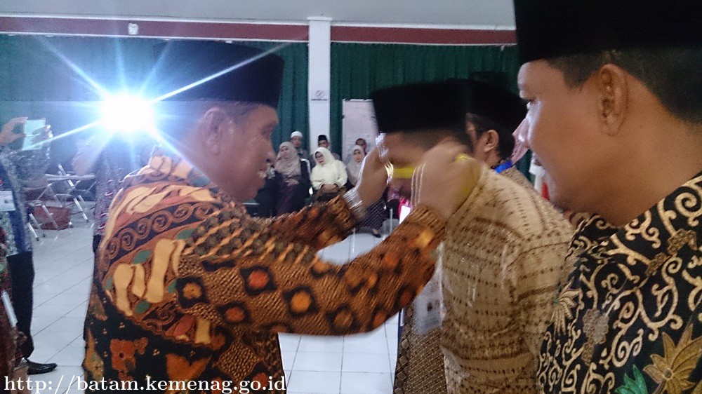 Penutupan Pembekalan Petugas Haji di Tandai Dengan Pelepasan Tanda Pengenal