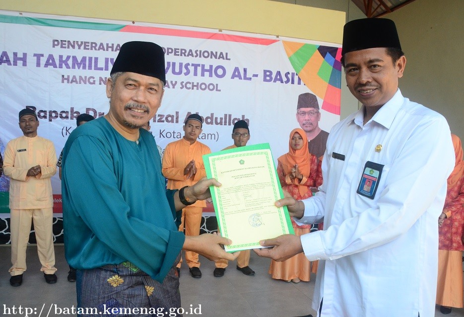 Kemenag Batam Serahkan Izin Operasional Diniyah Takmiliyah Wustha