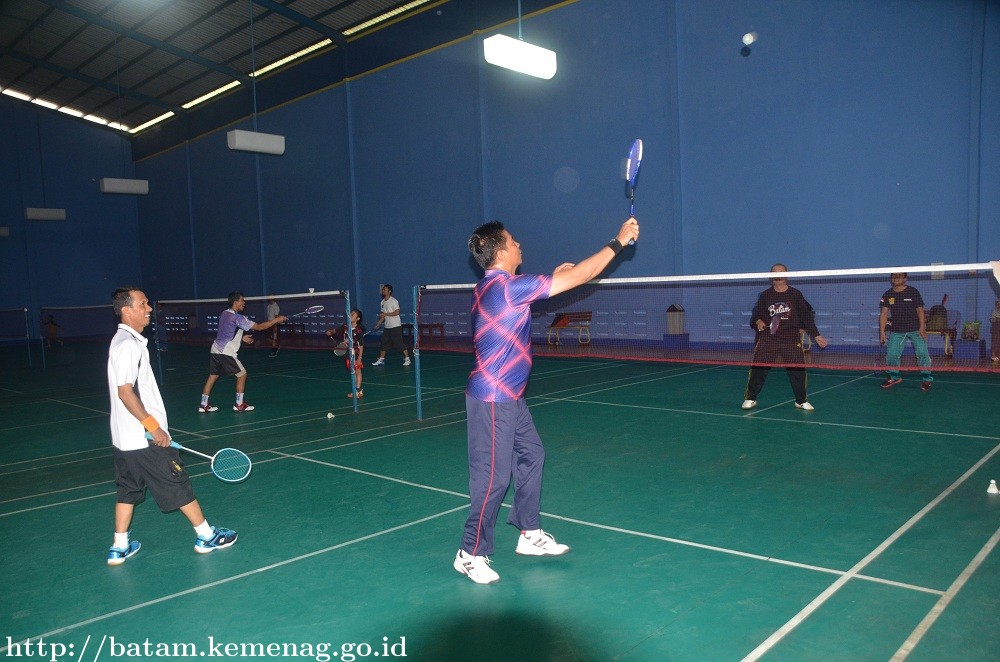 Buka Pertandingan Badminton, Kakankemenag Lakukan Pertandingan Eksibisi