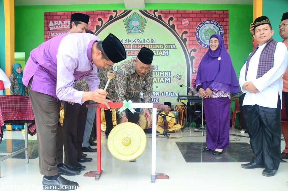 Kakankemenag Batam Resmikan Sanggar Seni dan Pengukuhan Alumni MTsN 1