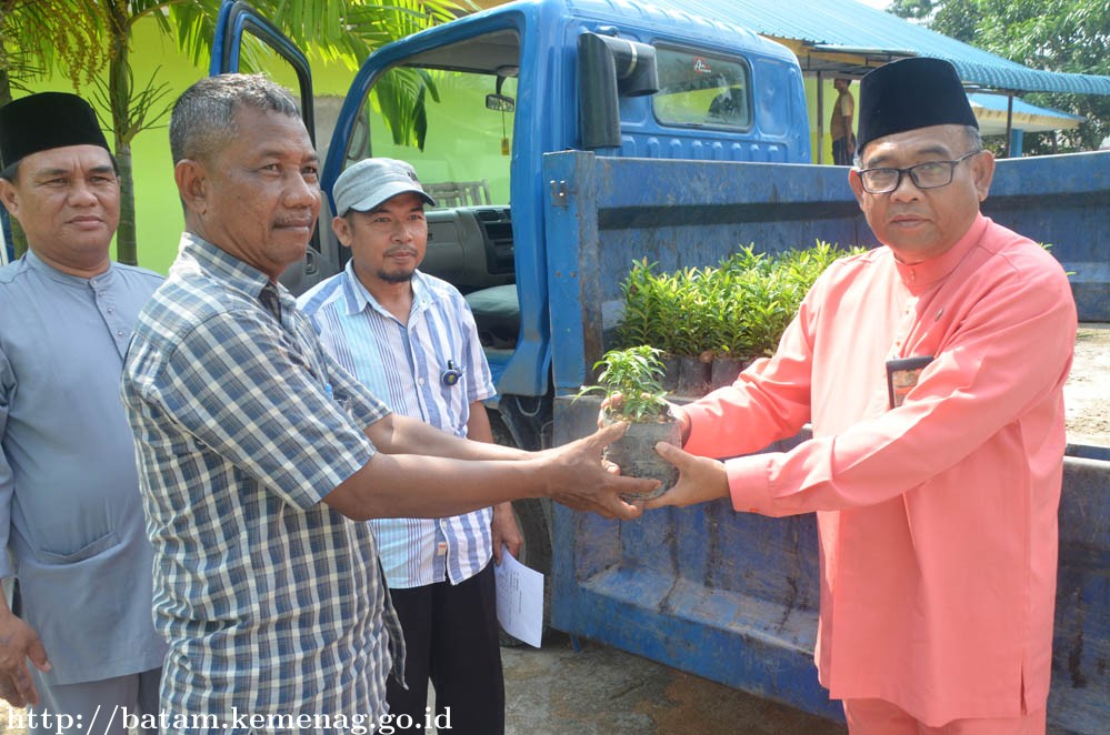 Kemenag Batam Terima 440 Tanaman Hias