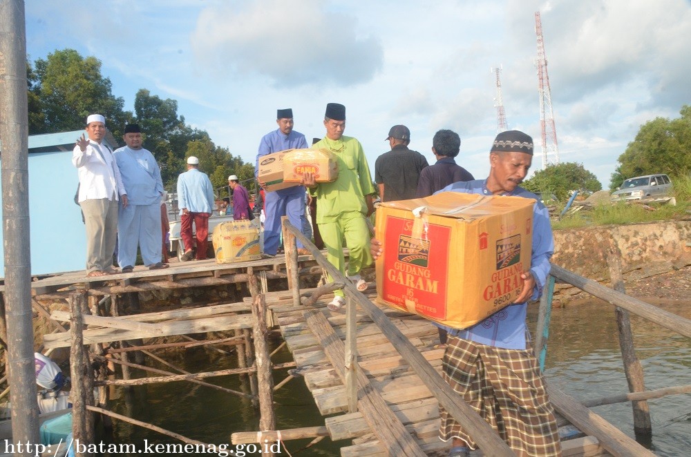 Kemenag Batam Bawa Sembako, Pakaian Layak Pakai Ke Pulau Akar