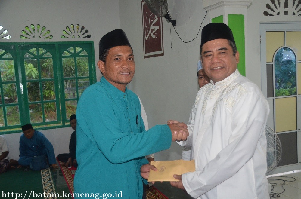 Kakankemenag Batam Serahkan Bantuan Untuk Mesjid Nurul Bahari Pulau Akar