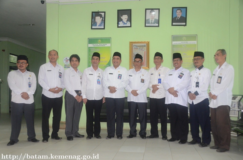 Pejabat Kemenag Batam Foto Bareng Mantan Kepala