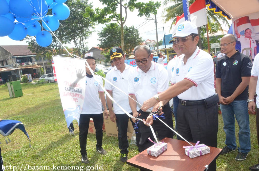 Plt Kemenag Batam Potong Balon di Hari Anti Narkotika Internasional Tahun 2017