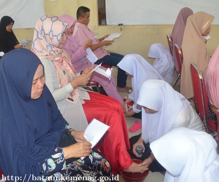 Akhiri Uzlah Diiringi Isak Tangis