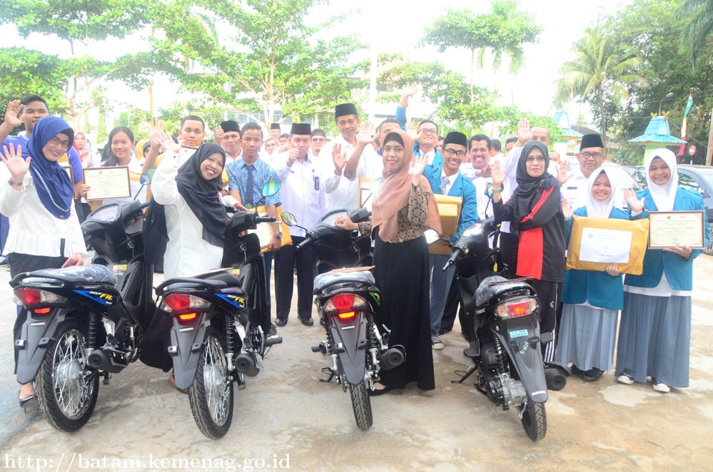 Kemenag Batam Serahkan 4 unit Sepeda Motor, Piagam dan Bingkisan