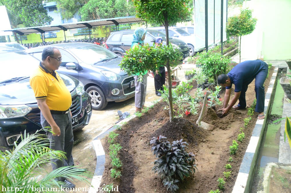 Kemenag Batam Lakukan Penanaman Tanaman Hias