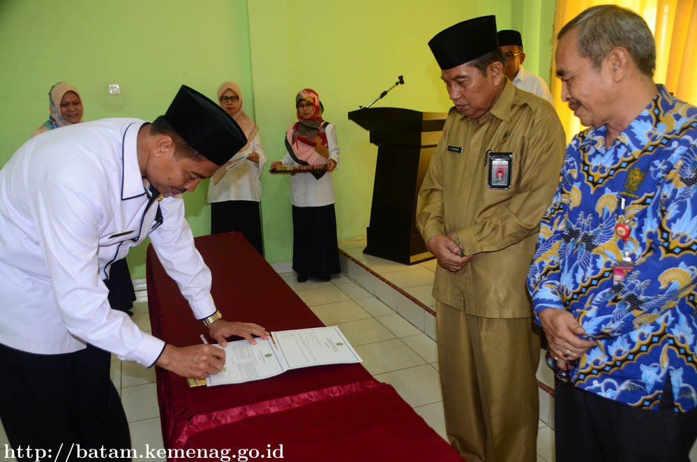 Pejabat Kemenag Lakukan Penandatanganan Fakta Integritas dan Lembar Komitmen