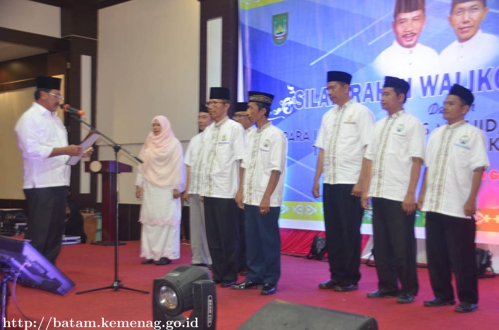 Gubernur Kepri Lantik dan Kukuhkan Pengurus LPTQ dan PMB Batam Periode 2017 - 2020