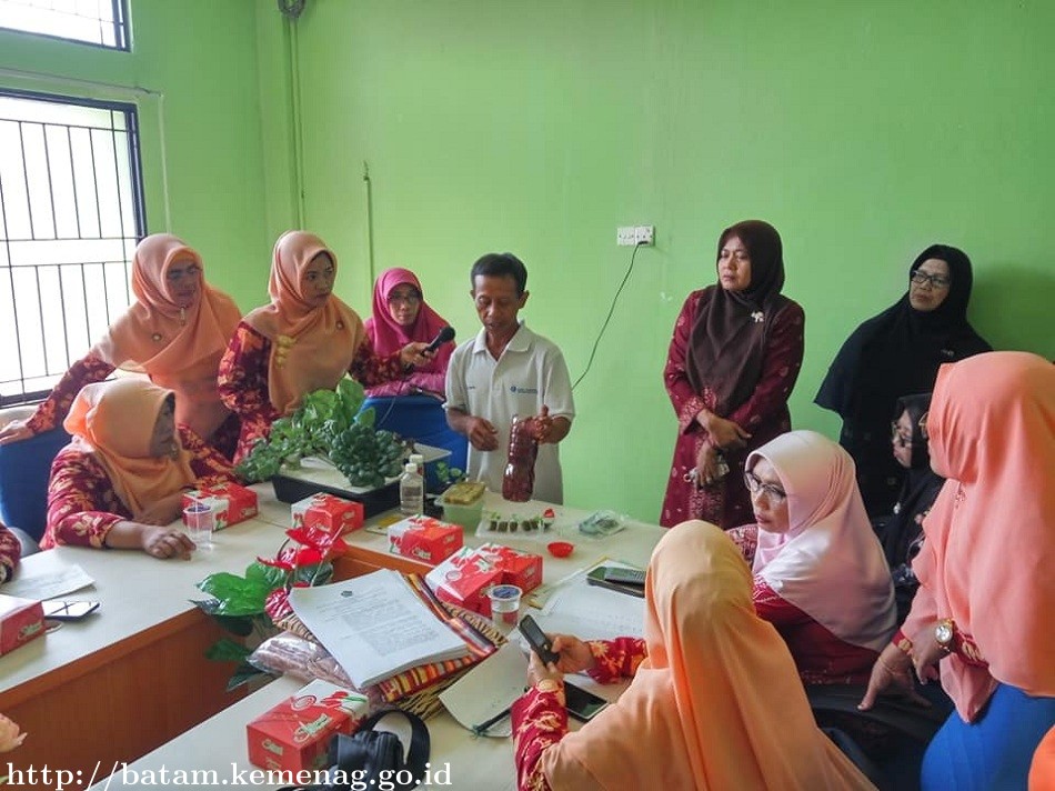 DWP Kemenag Kota Batam Belajar Budi Daya Tanaman Hidroponik