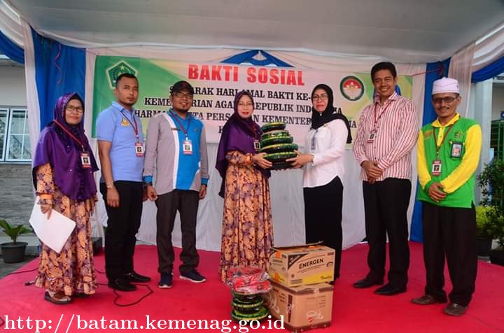 Darma Wanita Persatuan Kemenag Batam Beri Bantuan Berupa Peralatan Marawis dan Sembako
