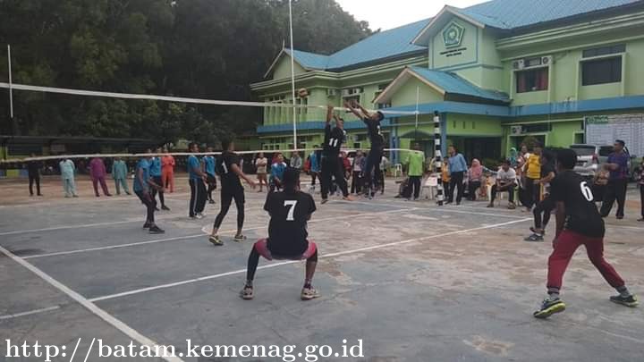 Tim Darul Anwar Raih Juara 1 Volly Ball Putra