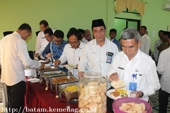 Kakankemenag Batam Gelar Syukuran Umroh Dengan Doa dan Makan Bersama