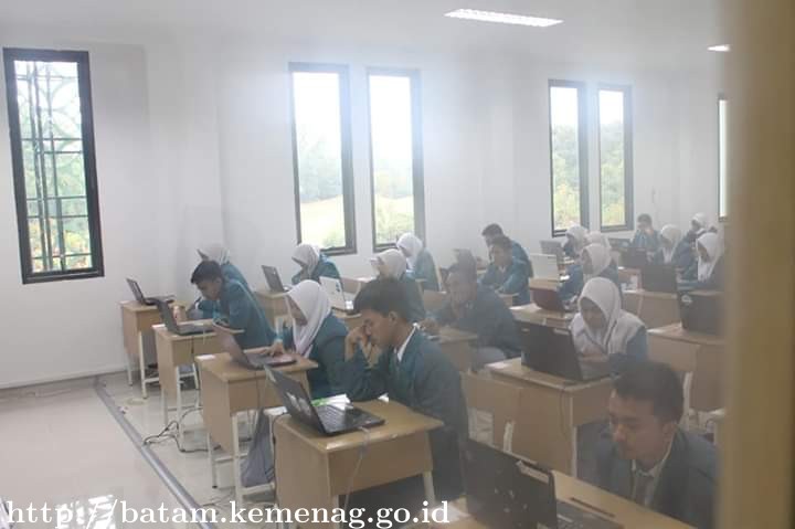 Kasi Penmad Monev UNBK di MAN IC Batam