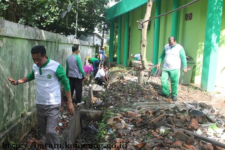 Biar Lebih Nyaman Parkirnya, Kemenag Batam Lakukan Gotong Royong