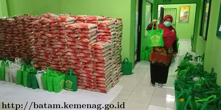 Peduli Covid 19, Kemenag Batam Salurkan 500 Paket Sembako