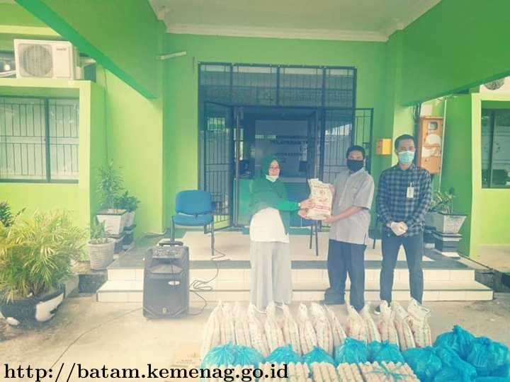 Bantu Masyarakat Terdampak Corona, Bank Riau Kepri Capem Syariah Batam Serahkan Bantuan Sembako
