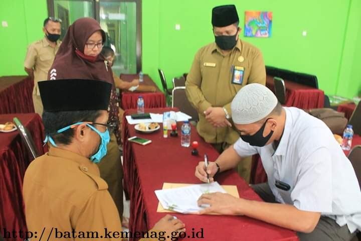 Penandatanganan Kontrak Proyek Pembangunan PLHUT dan Gedung Balai Nikah dan Manasik Haji Kecamatan Sekupang