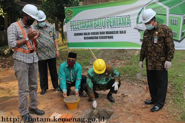 Kakanwil Lakukan Peletakan Batu Pertama Pembangunan Gedung Balai Nikah dan Manasik Haji Kecamatan Sekupang