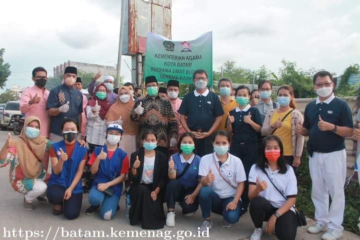 Bersama Majlis Umat Buddha, Kemenag Batam Bagikan Ribuan Paket Berbuka dan takjil